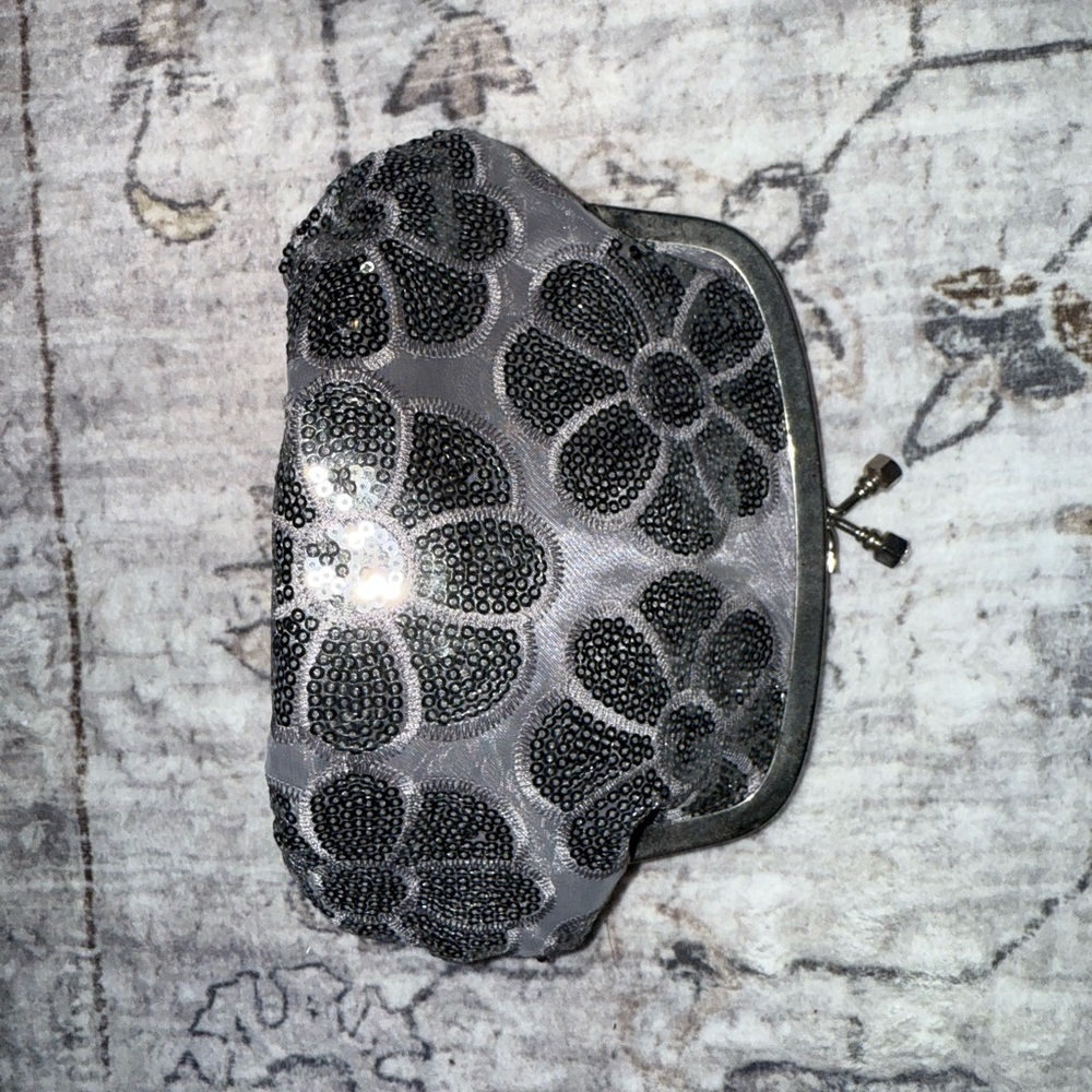 Elegant Gray Floral Sequin Clutch - Picture 3 of 4